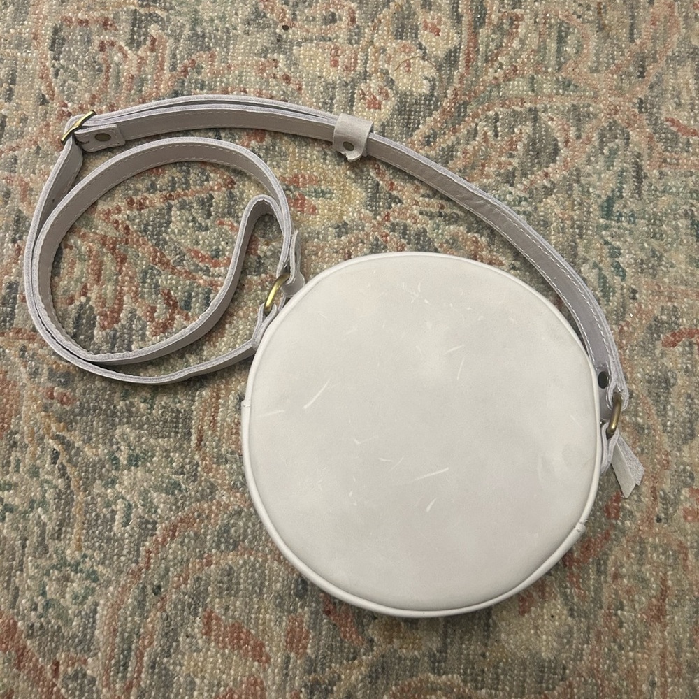 NWT Portland Leather White Crossbody Bag with Circular Design - Picture 5 of 9
